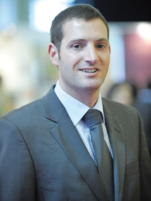 LES HUILES ESSENTIELLES : UN OUTIL DU BIEN VIEILLIR LES HUILES ESSENTIELLES : UN OUTIL DU BIEN VIEILLIR