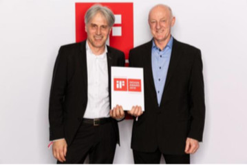 Harald Disch, Directeur Europe Ingénierie & Nouvelles Technologies et Dietrich Berner, Directeur Unité de Production, sont ravis de recevoir le prix iF DESIGN AWARD. Photo: HOBART