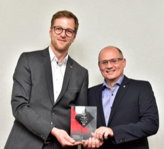 Stefan Festerling, Responsable Ventes Allemagne Sud & Autriche et David Reinhart, Directeur Marketing, ont reçu avec fierté le prix BEST of Market. Photo: HOBART