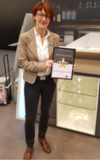 Elke Vollmer, Responsable Marketing International, présente le prix Star Award d’Or reçu lors du salon INTERNORGA à Hambourg. Photo: HOBART