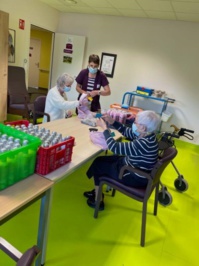 Les résidents de l’EHPAD La Clairière préparent des paniers-repas pour les étudiants. ©DR Les résidents de l’EHPAD La Clairière préparent des paniers-repas pour les étudiants. ©DR