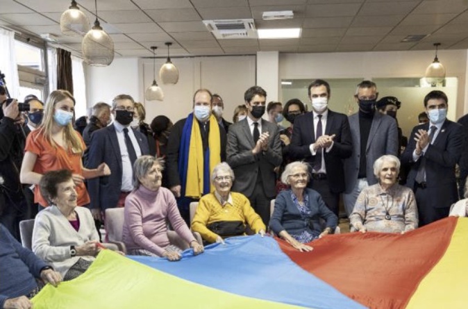 Visite de l'EHPAD La Maison des Ombrages par Olivier Véran et Gabriel Attal