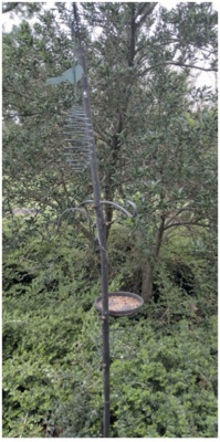 Mangeoire à oiseaux installée dans le parc. ©DR Mangeoire à oiseaux installée dans le parc. ©DR