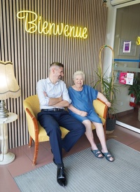 Pascal Segault et Mme Ginette Lacage, 95 ans. À l’EHPAD L’Ostal du Lac, un cadre est présent tous les jours, même le dimanche. Pascal Segault et Mme Ginette Lacage, 95 ans. À l’EHPAD L’Ostal du Lac, un cadre est présent tous les jours, même le dimanche.