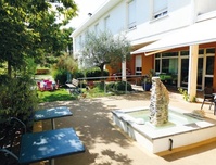 Extérieur de l’EHPAD L’Ostal du Lac, notamment aménagé avec une fontaine installée en 2019, un sol souple et des plantations. Extérieur de l’EHPAD L’Ostal du Lac, notamment aménagé avec une fontaine installée en 2019, un sol souple et des plantations.