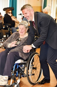 Pascal Segault et Mme Francette Serre, 90 ans, car « même les personnes en fauteuils swinguent chez nous ! », sourit-il. Pascal Segault et Mme Francette Serre, 90 ans, car « même les personnes en fauteuils swinguent chez nous ! », sourit-il.