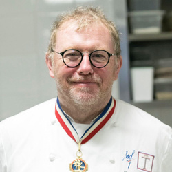 « Des étoiles dans l’assiette » : VITALREST et le Chef MOF Bernard Leprince subliment la restauration en établissements de santé et médico-sociaux « Des étoiles dans l’assiette » : VITALREST et le Chef MOF Bernard Leprince subliment la restauration en établissements de santé et médico-sociaux