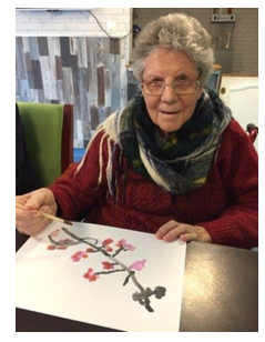 Une résidente des "Jardins Bellevue" avec son oeuvre pour le concours peinture Une résidente des "Jardins Bellevue" avec son oeuvre pour le concours peinture