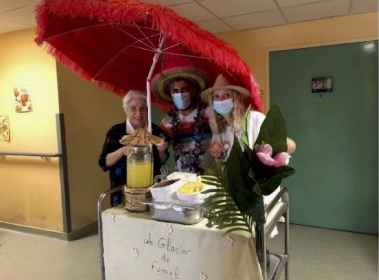 De gauche à droite : une résidente, Baptiste Pellicier, Christelle Chartron et le chariot G.L.A.C.E. ©DR De gauche à droite : une résidente, Baptiste Pellicier, Christelle Chartron et le chariot G.L.A.C.E. ©DR