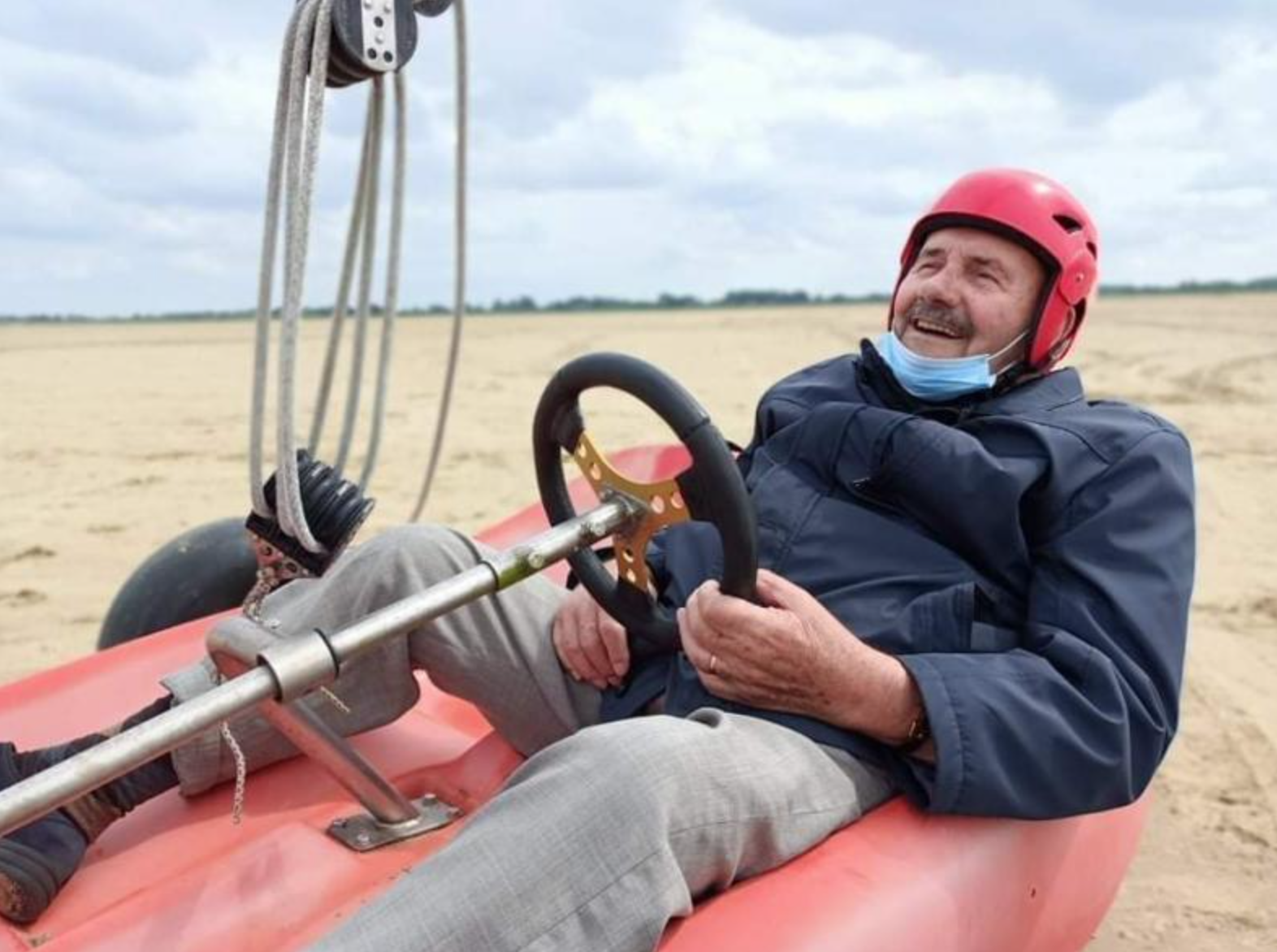 À la Résidence Château du Bois, les résidents ont pu tester le char à voile. ©DR