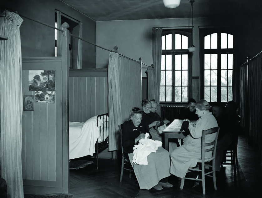 "Hospice de vieillards" à Aubervilliers, dans les années 1940. ©Keystone-France\Gamma-Rapho/Getty Images "Hospice de vieillards" à Aubervilliers, dans les années 1940. ©Keystone-France\Gamma-Rapho/Getty Images