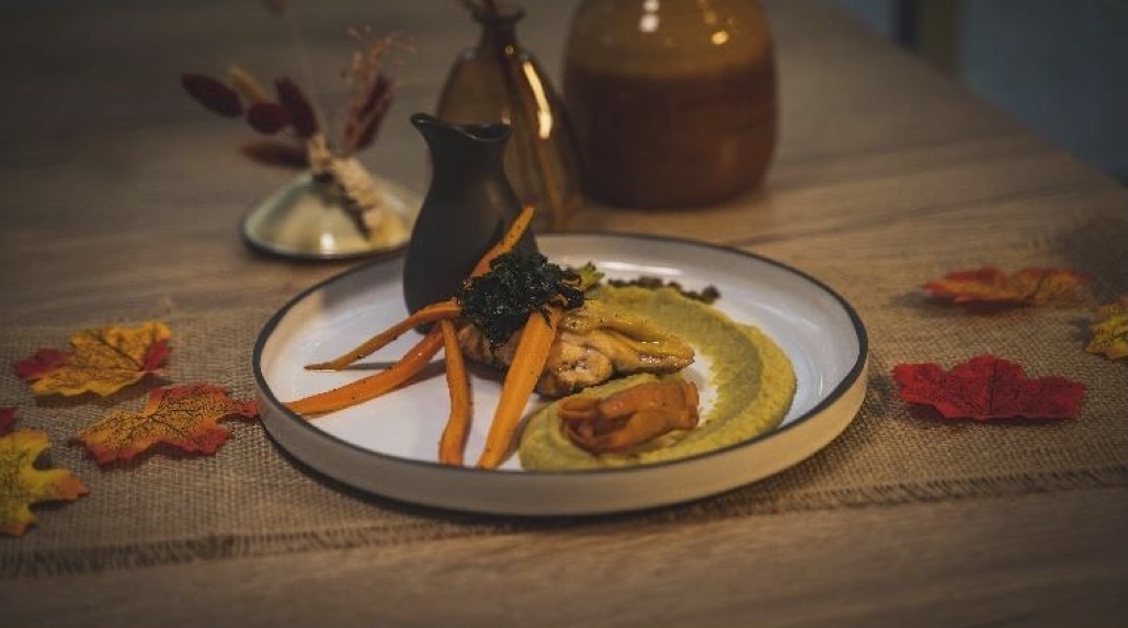 Le plat gagnant : volaille contisée au beurre parfumé au thé Earl Grey et Romarin, et sa sauce crémeuse au jus de cuisson, agrémentée d’une purée de pois cassées et de carottes cuites à l’anglaise et glacées au beurre parfumé. ©Restalliance