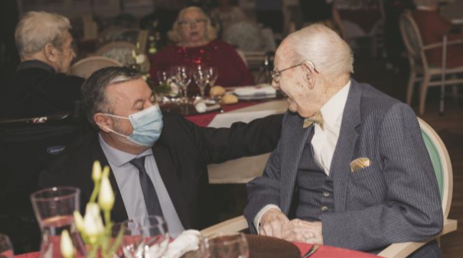 Directeur général France de DomusVi, Monsieur Eric Eygasier avec un résident © Frédérique Carde