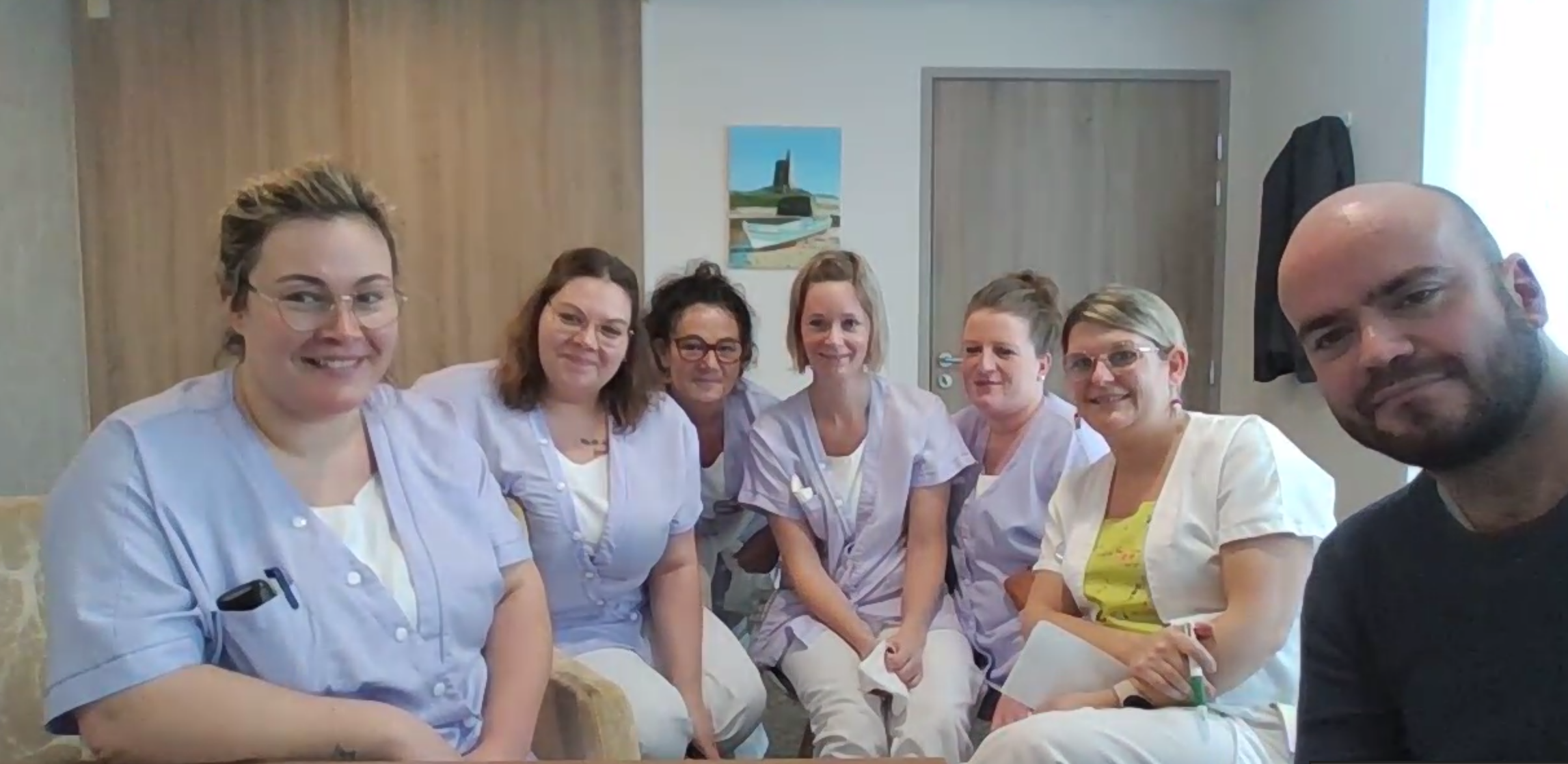 De gauche à droite : Aline (IDE), Marine (ASH faisant fonction d’AS), Fabienne (AS), Stéphanie (AS), Ophélie (ASH faisant fonction d’AS), Pauline (AS), Gregory Ledoublée (directeur). ©DR De gauche à droite : Aline (IDE), Marine (ASH faisant fonction d’AS), Fabienne (AS), Stéphanie (AS), Ophélie (ASH faisant fonction d’AS), Pauline (AS), Gregory Ledoublée (directeur). ©DR