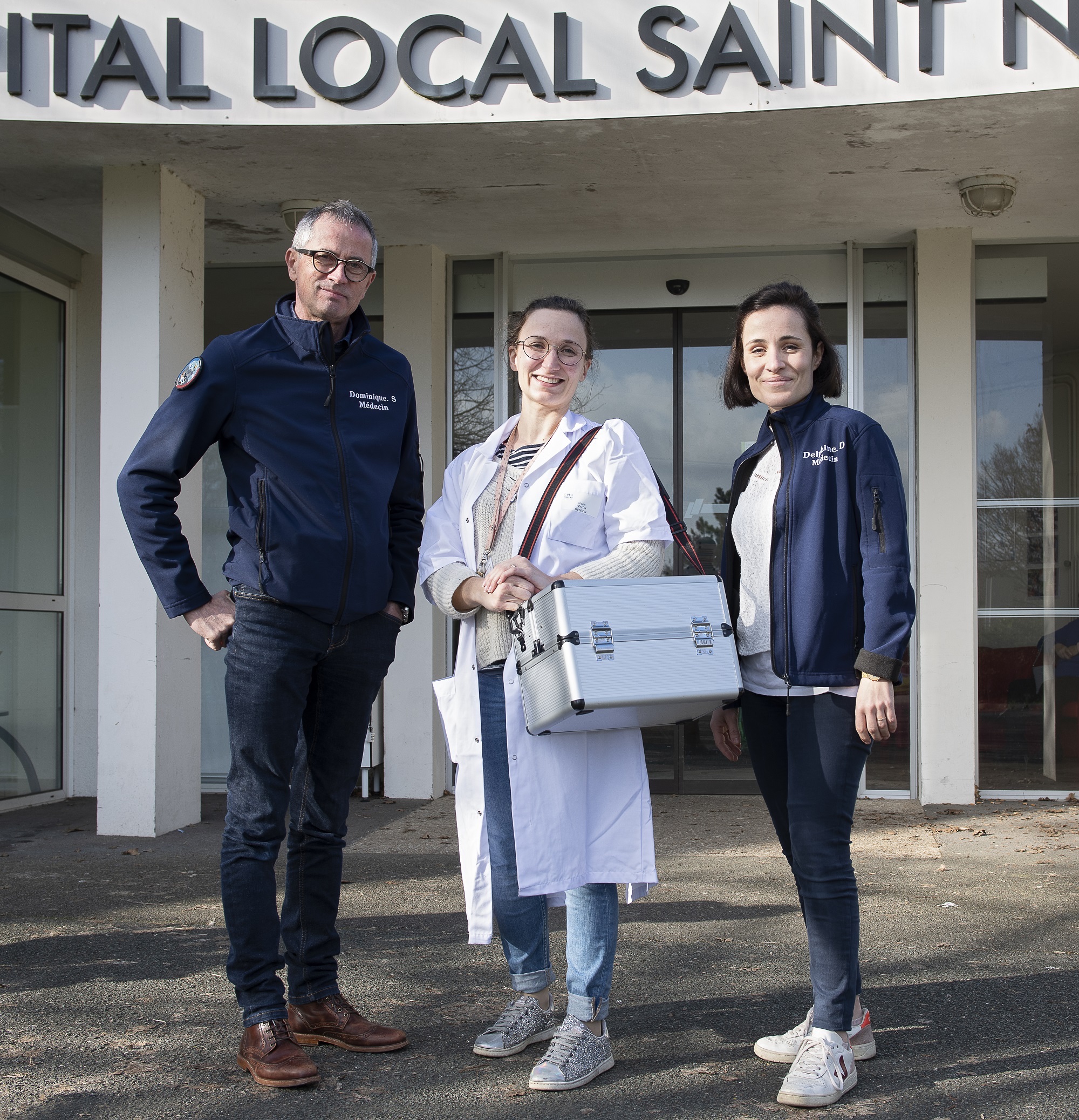 Le Pr Dominique Savary, chef du Département de Médecine d’urgence (CHU Angers) ; le Dr Marine Asfar, gériatre et médecin coordonnateur (CHU d’Angers et EHPAD Saint-Nicolas) et le Dr Delphine Douillet, médecin urgentiste (CHU Angers). © Catherine Jouannet – CHU Angers