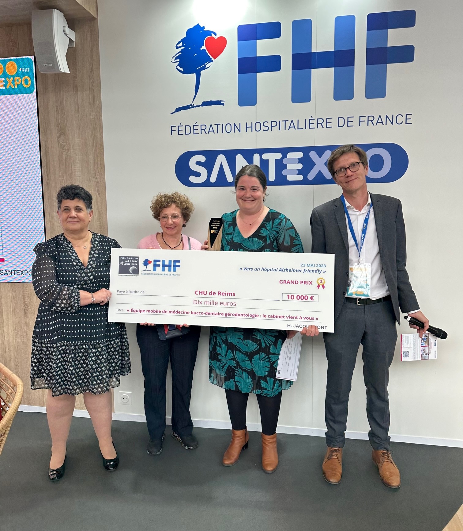Christine TABUENCA, Directrice générale (FMA,) Sophie PHILIPPE, assistante dentaire de l'équipe mobile de médecine bucco-dentaire (CHU Reims), Dr Sandrine GRENIER, chirurgien-dentiste responsable de l'équipe mobile de médecine bucco-dentaire (CHU Reims), Benjamin CANIARD, co-responsable du pôle autonomie (FHF). ©DR Christine TABUENCA, Directrice générale (FMA,) Sophie PHILIPPE, assistante dentaire de l'équipe mobile de médecine bucco-dentaire (CHU Reims), Dr Sandrine GRENIER, chirurgien-dentiste responsable de l'équipe mobile de médecine bucco-dentaire (CHU Reims), Benjamin CANIARD, co-responsable du pôle autonomie (FHF). ©DR