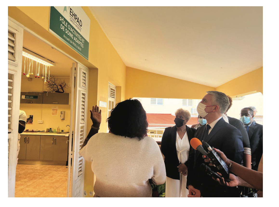 En visite en Martinique en février 2023, le ministre des Solidarités, de l'Autonomie et des Personnes handicapées, Jean-Christophe Combe a visité l’EHPAD Sainte-Hildegarde. Il a notamment pu voir les bacs potagers installés dans le jardin de l’établissement. ©DR