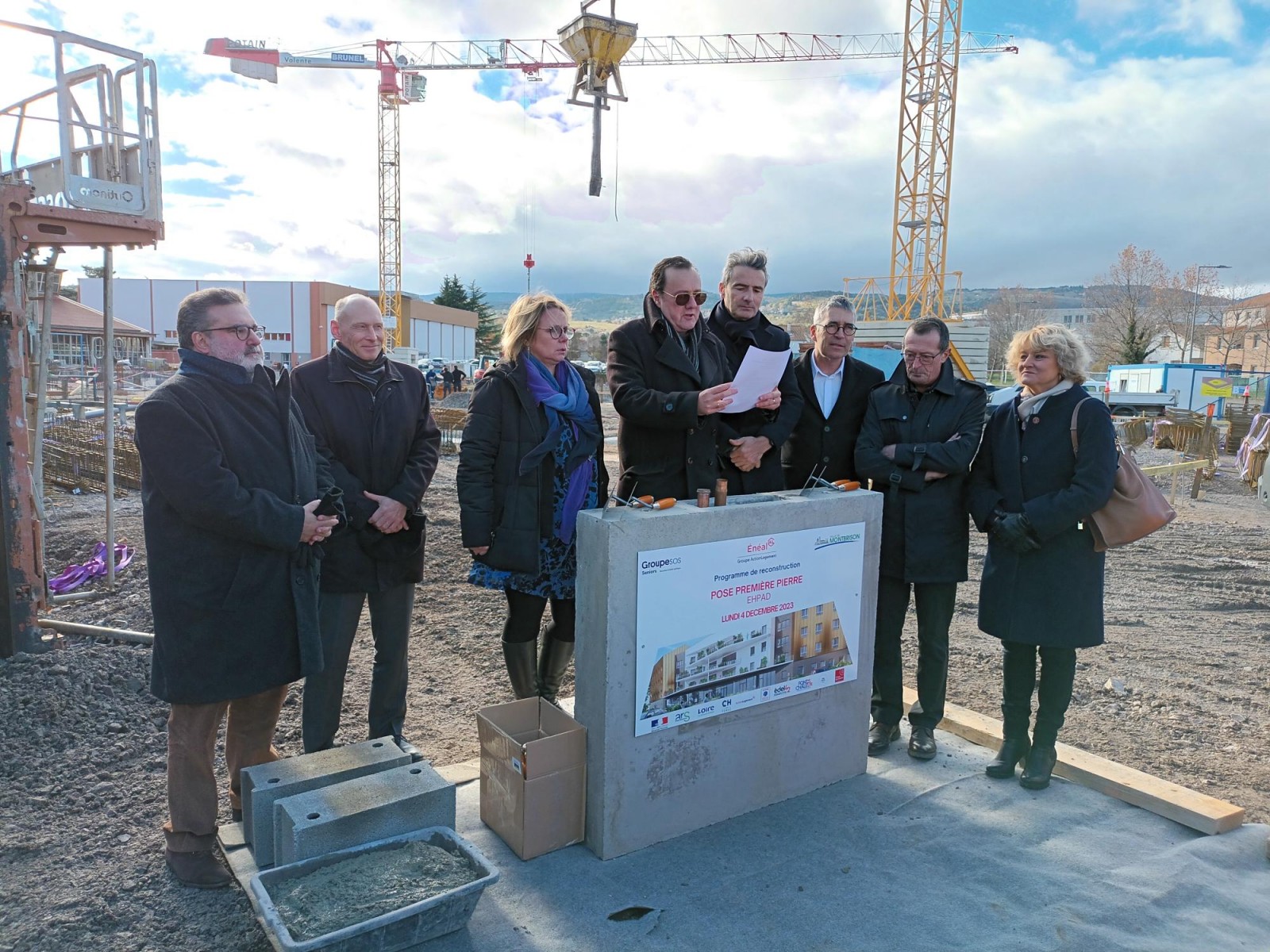 De gauche à droite : Guy Sebbah, Vice-Président exécutif Groupe SOS en charge de Santé  et Seniors Edmond Mackowiak Directeur du Centre Hospitalier du Forez Cécile Cukierman, Sénatrice de la Loire Christophe Bazile, Maire de Montbrison, Président de Loire Forez Agglomération Mario Bastone, Directeur général d’Énéal Gérald Berry, architecte associé chez Chabanne Architecte Jean-Yves Bonnefoy Conseiller départemental délégué Valérie Peysselon, Conseillère départementale déléguée