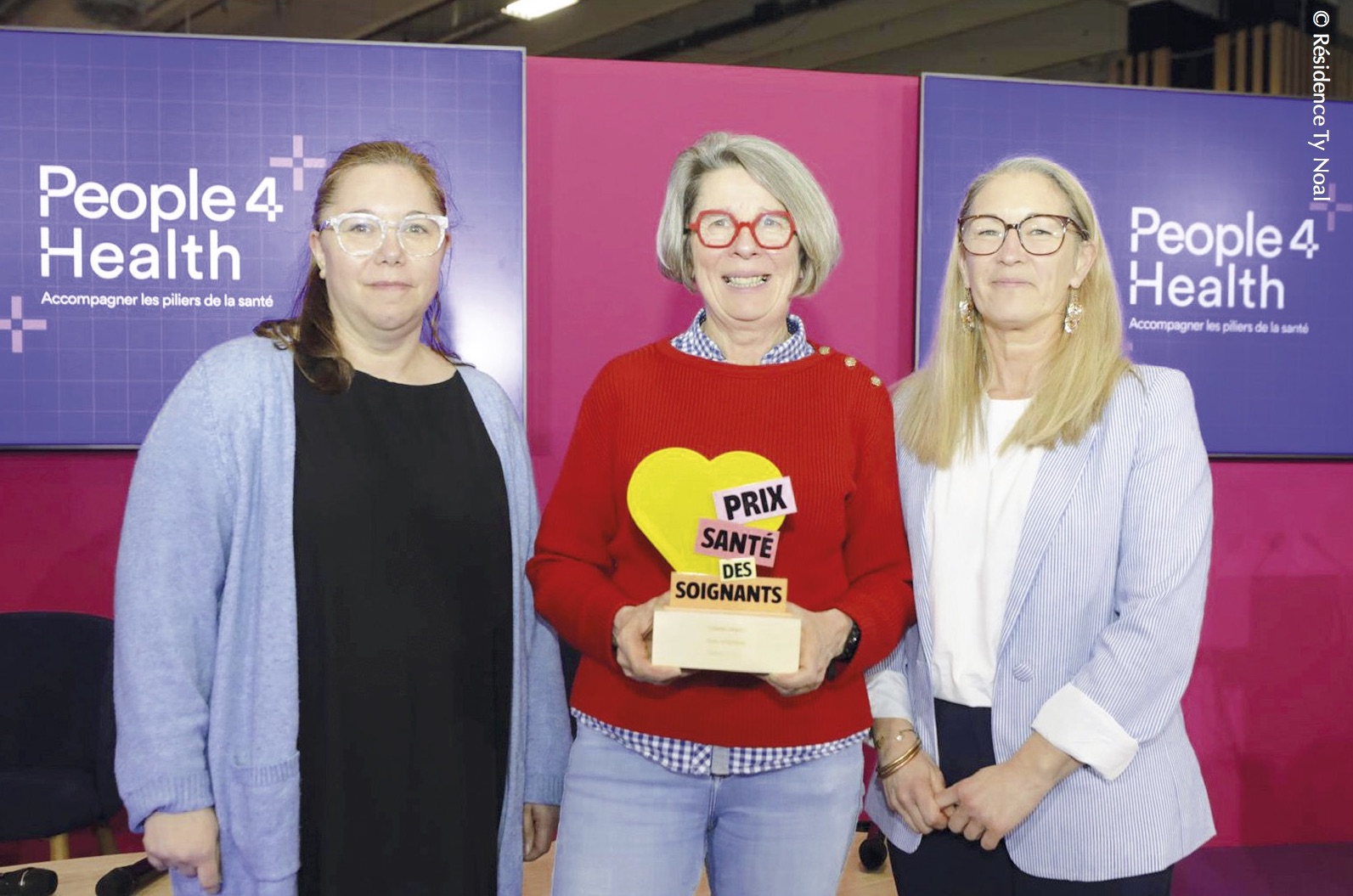 Christelle Mathieu-Riou, directrice, Valérie Jarno, aide-soignante et Karine Le Forestier, AMP de l’EHPAD Ty Noal, sont allées récupérer le Prix Santé des Soignants, lors du salon People4Health qui se tenait les 26 et 27 mars derniers à Paris. Christelle Mathieu-Riou, directrice, Valérie Jarno, aide-soignante et Karine Le Forestier, AMP de l’EHPAD Ty Noal, sont allées récupérer le Prix Santé des Soignants, lors du salon People4Health qui se tenait les 26 et 27 mars derniers à Paris.