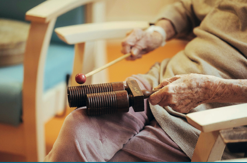 Quand la musicothérapie transforme le quotidien des résidents 