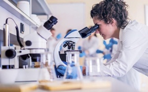 La Fondation Vaincre Alzheimer et la Fondation Raymond et Suzanne Fischof-La Foux signent un partenariat de trois ans pour soutenir la recherche médicale sur les maladies neurocognitives